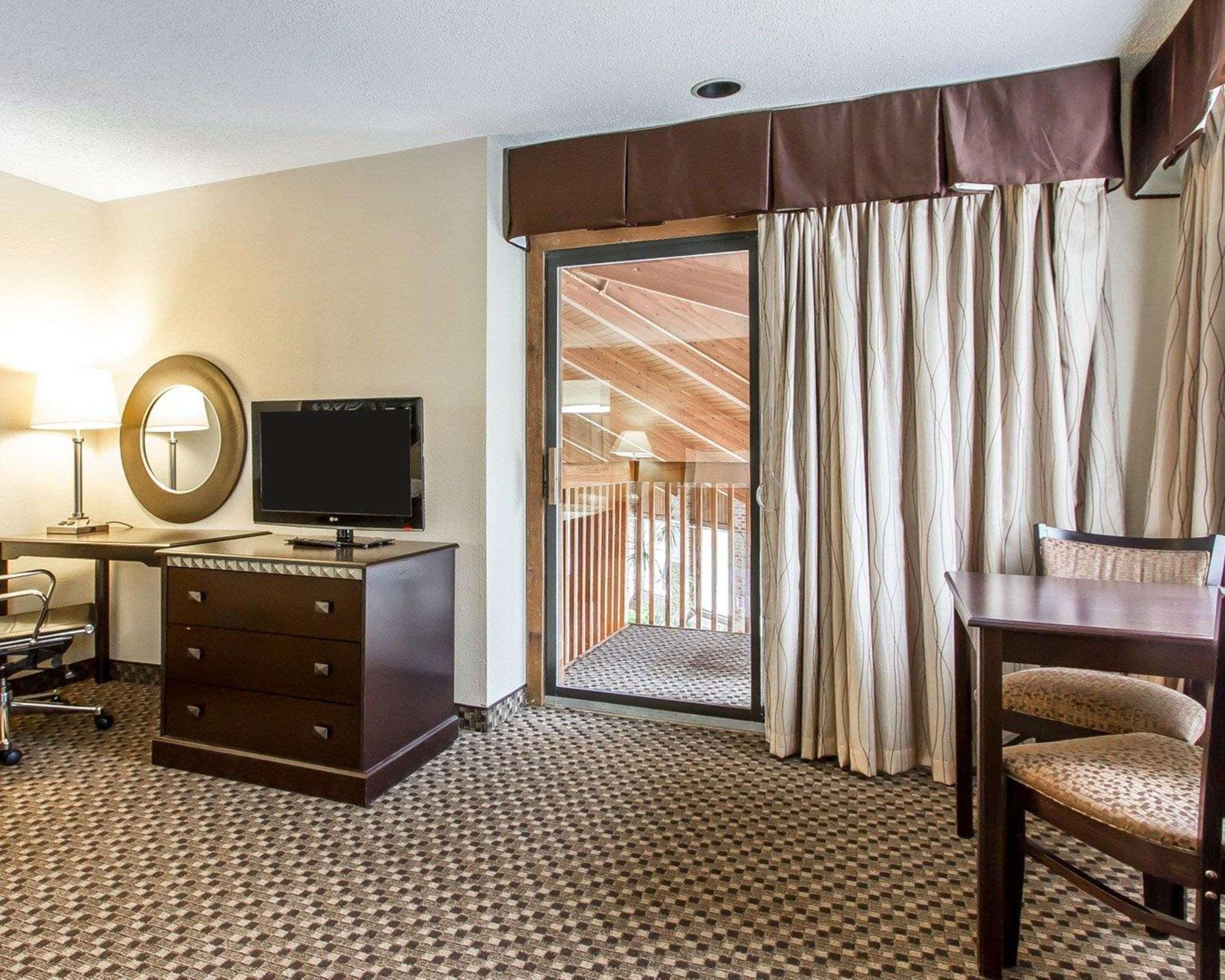 Quality Inn Macomb Near University Area Buitenkant foto