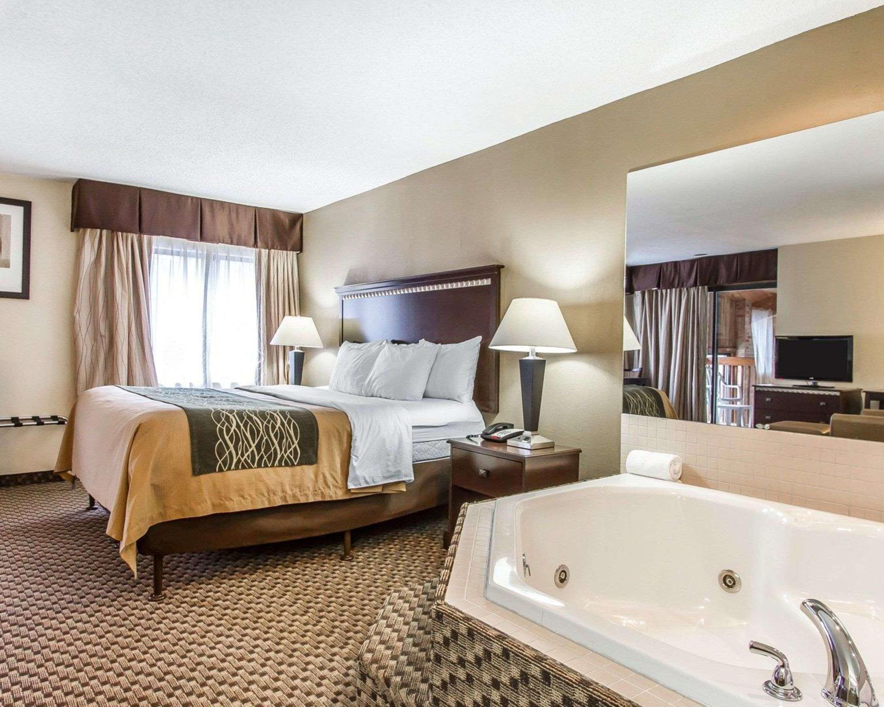 Quality Inn Macomb Near University Area Buitenkant foto