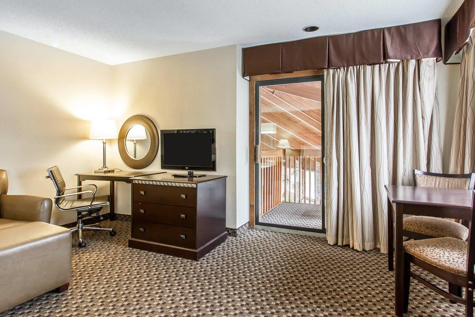 Quality Inn Macomb Near University Area Buitenkant foto
